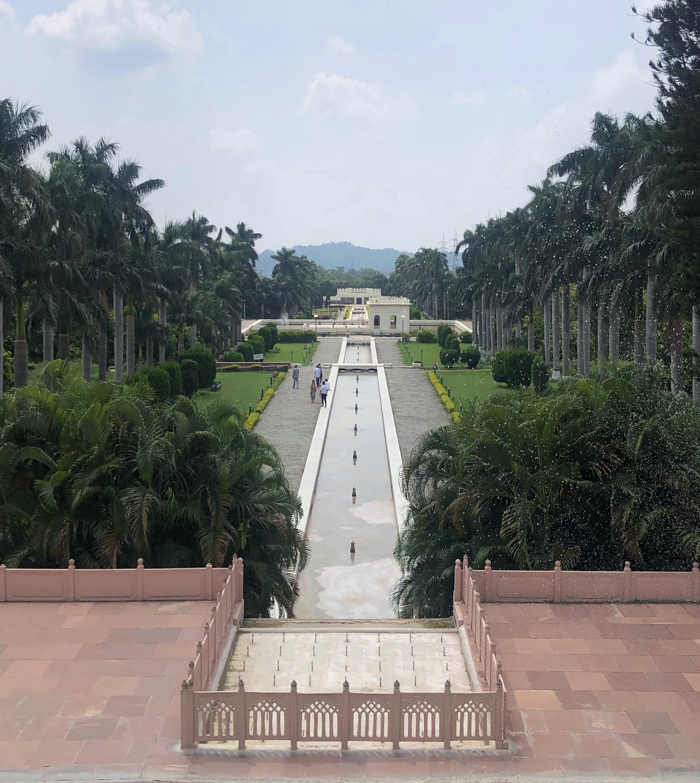 https://upload.wikimedia.org/wikipedia/commons/4/41/Pinjore_Garden_Panchkula.jpg