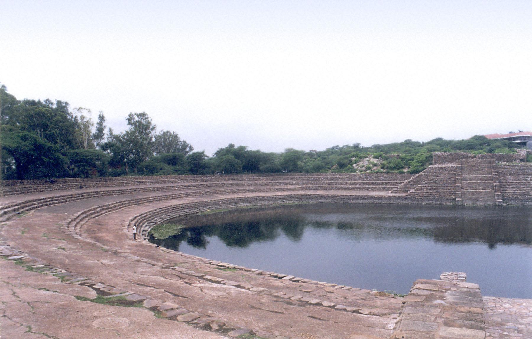 https://upload.wikimedia.org/wikipedia/commons/e/ef/Suraj_Kund.jpg